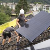 L'initiative solaire demande que toute nouvelle construction ou rénovation soit systématiquement accompagnée d'une installation solaire (archives). KEYSTONE/GAETAN BALLY