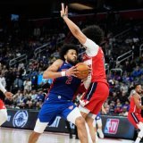 Kyshawn George, ici face à Cunningham, a été malheureux en fin de match contre les Pistons KEYSTONE/AP/Ryan Sun