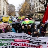A Genève, les manifestants ont défilé sous la pluie pour demander le respect des Accords de Paris et une politique climatique suisse efficace. KEYSTONE/SALVATORE DI NOLFI