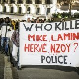Dans le canton de Vaud, les noms de Mike, Lamin, Hervé et Nzoy sont régulièrement évoqués lors de manifestations contre les violences policières, comme ici en 2023 à Lausanne (archives). KEYSTONE/VALENTIN FLAURAUD