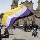 Le sujet de la non-binarité a gagné en importance sur la scène sociale et politique ces dernières années, en Suisse mais aussi à l'étranger, comme ici en Colombie (archives). KEYSTONE/EPA EFE/CARLOS ORTEGA