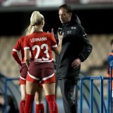 Rafel Navarro et Alisha Lehmann après une défaite bien rageante face à la Belgique. KEYSTONE/CLAUDIO THOMA