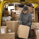 La Poste a livré 7,9 millions de colis pendant la période du Black Friday, un nouveau record. (archives) KEYSTONE/MICHAEL BUHOLZER