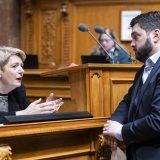 La présidente de la Confédération Karin Keller-Sutter, ici en discussion avec le co-président du PS Cédric Wermuth, a appelé les parlementaires à ne pas baisser la compensation du renchérissement pour le personnel fédéral. KEYSTONE/ALESSANDRO DELLA VALLE