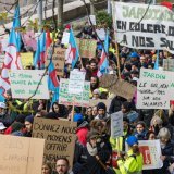 Les employés de la Ville de Genève étaient en grève jeudi pour dénoncer les mesures d'économies prévues en 2026. Ils étaient un millier à manifester en milieu de journée. KEYSTONE/PIERRE ALBOUY