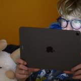 Les médias sociaux mettent la pression sur les jeunes en Suisse (image symbolique) KEYSTONE/LAURENT GILLIERON