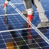 Les Services industriels de Genève (SIG) vont renforcer les aides financières pour encourager la pose de panneaux solaires photovoltaïques (image d'illustration). KEYSTONE/SALVATORE DI NOLFI