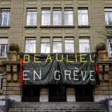 Dans le canton de Vaud, de nombreux lieux de travail avaient de nouveau voté des résolutions de grève, notamment dans les établissements scolaires, ici le gymnase de Beaulieu à Lausanne, et universitaires, ainsi que dans le domaine de la santé et du social. Keystone/JEAN-CHRISTOPHE BOTT