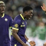 La joie de Philippe Kény après l'ouverture du score. KEYSTONE/GIAN EHRENZELLER