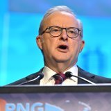 L'interdiction des réseaux sociaux aux moins de 16 ans doit permettre aux "familles de reprendre le contrôle", estime le premier ministre australien Anthony Albanese (archives). KEYSTONE/EPA/MICK TSIKAS