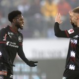 La joie d'Aliou Baldé (à gauche) après l'ouverture du score. KEYSTONE/PETER KLAUNZER