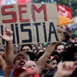 Près de 19'000 personnes ont envahi la plage de Copacabana à Rio de Janeiro avec des pancartes portant les slogans "Pas d'amnistie". KEYSTONE/AP/Bruna Prado