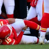 Patrick Mahomes se tient le genou gauche après avoir subi une déchirure du ligament antérieur KEYSTONE/AP/Reed Hoffmann