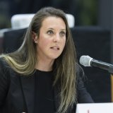 Le Conseil d'Etat valaisan (ici la cheffe du Département des finances et de l'énergie Franziska Biner) vise à changer le mois de référence pour calculer le renchérissement (photo d'archives). KEYSTONE/CYRIL ZINGARO