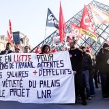 Les agents du Louvre sont entrés en grève lundi matin à Paris. Ils protestent contre les conditions de travail et d'accueil du public. KEYSTONE/EPA/Teresa Suarez