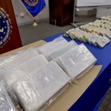Une saisie de fentanyl à Atlanta en novembre dernier, une substance que le président Trump classe au rang d'"arme de destruction massive". KEYSTONE/EPA/ERIK S. LESSER