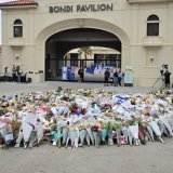 L'émotion est encore vive à Bondi Beach, où officiels et anonymes rendaient lundi hommage aux victimes de l'attentat de la veille. KEYSTONE/EPA/MICK TSIKAS