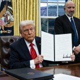 Donald Trump a signé un record de décrets depuis janvier sur les sujets les plus divers, allant des droits de douane à l'intelligence artificielle (archives). KEYSTONE/EPA BLOOMBERG POOL/AL DRAGO / POOL