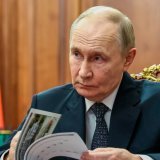 Vladimir Poutine affirme qu'il "préférerait" atteindre ses objectifs "et éliminer les causes profondes du conflit par la voie diplomatique". KEYSTONE/AP/Mikhail Metzel