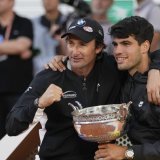 Carlos Alcaraz (à droite) et son entraîneur Juan Carlos Ferrero ont mis fin à leur collaboration après 7 ans. (Archives) KEYSTONE/AP/THIBAULT CAMUS