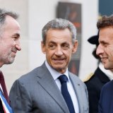 Emmanuel Grégoire (à gauche de Nicolas Sarkozy sur la photo) sera le candidat de la gauche unifiée aux Municipales de Paris. KEYSTONE/EPA AFP POOL/LUDOVIC MARIN / POOL