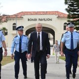 Incitation à la haine: le Premier ministre australien Anthony Albanese (au centre de la photo) a annoncé que son pays allait serrer la vis. KEYSTONE/EPA/DEAN LEWINS