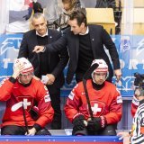 Jan Cadieux (à gauche) remplacera Patrick Fischer (à droite) à la tête de l'équipe de Suisse.