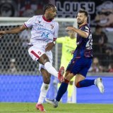 Le défenseur sédunois Noé Sow face à l'attaquant rhénan Albian Ajeti.