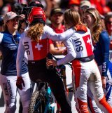 Camille Balanche (à gauche) et Lisa Baumann (à droite) se font une accolade dans l'aire d'arrivée au terme de la descente des Mondiaux de VTT