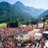 La foule à Champéry pour acclamer le champion du monde de descente Jackson Goldstone
