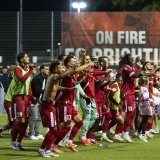 Les joueurs du FC Sion célèbrent leur qualification avec les supporters présents à Berne samedi soir.