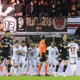 Jan Kronig, tout à droite, et les joueurs du FC Sion célèbrent l'égalisation d'Ali Kabacalman sur penalty.