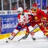 Jorden Gaehler, gauche, lutte pour le puck avec Arnaud Montandon, droite, lors du match entre le HC Sierre et le HC Viège