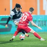 Nias Hefti face à Yanis Cimignani, auteur d'un magnifique coup-franc à la 29e minute.