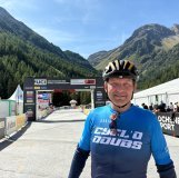 Eric Bénet, à l'arrivée de son 35ème Grand Raid, devant l'arche des championnats du Monde.