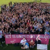 Ils ont tous enfilé leurs baskets ce mercredi pour l'association ELA Suisse. Sur la photo, Fabrice Ballestraz (tout devant, à gauche) et Pascal Priamo (devant, à droite), en compagnie de Théo Mathys (au milieu), ainsi que des plus de 550 élèves du CO et de leurs titulaires.