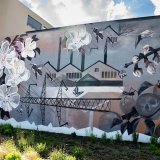 La Fresque "La guerre du fluor", rappelle qu'en 1975, plus du 90% des récoltes sur le territoire de Saxon sont détruits : l'affaire du fluor devient le "scandale du fluor" (2022)