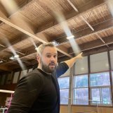 Christian Champagne montre la structure du toit qui menace de s'effondrer, juste au-dessus des terrains de badminton