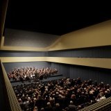 Nichée dans le nouveau quartier Cours de Gare, la salle de 600 places se distingue par une architecture audacieuse, aux teintes or et noir.