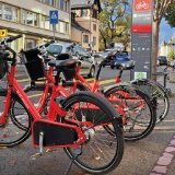 Mis en service en 2023, le réseau de vélo en libre-service regroupe près de 100 stations et 350 vélos répartis sur 13 communes du Valais central. Ici, une station Velospot à Sion