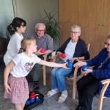 La jeune génération et l'ancienne, peu avant la pétanque d'intérieur, ce vendredi midi, au sein de l'EMS St-Pierre