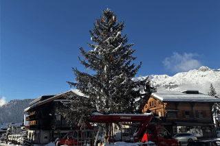 Deux nacelles, une semaine de travail et un important système de mapping lumineux programmable permettent de créer un spectacle visuel unique sur la place de Verbier.