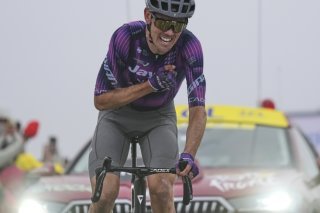 Ben O'Connor s'impose dans la grisaille au sommet du col de la Loze KEYSTONE/AP/Mosa'ab Elshamy