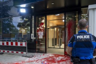 La Mission d'Israël auprès des Nations unies à Genève a été visée par des manifestants propalestiniens. KEYSTONE/MARTIAL TREZZINI