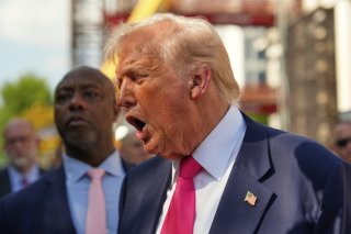 Donald Trump, qui pendant des mois a promis à sa base des révélations explosives sur l'affaire Epstein, subit un retour de flamme, depuis que son gouvernement a annoncé au début juillet n'avoir découvert aucun élément nouveau qui justifierait la publication de documents supplémentaires. KEYSTONE/AP/Julia Demaree Nikhinson