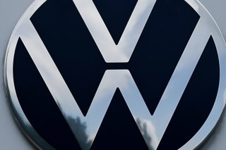Volkswagen, le groupe aux dix marques automobiles (VW, Skoda, Porsche, Seat...) et premier constructeur européen, a dégagé un bénéfice de 2,3 milliards d'euros, en chute de 36,3% sur un an entre avril et juin (archives). KEYSTONE/EPA/FILIP SINGER