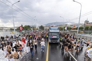 La 23e édition de la Lake Parade à Genève a attiré près de 10'000 personnes, soit nettement moins que les années précédentes. KEYSTONE/CYRIL ZINGARO