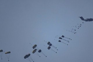 Les largages aériens d'aide, coûteux et inefficaces, ne mettront pas fin à la famine qui s'aggrave à Gaza, a averti l'UNRWA (archives). KEYSTONE/AP/LEO CORREA