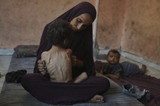 Le chef de l'agence onusienne pour les réfugiés palestiniens (Unrwa) a estimé samedi que la reprise des largages d'aide humanitaire par voie aérienne au-dessus de Gaza constituait une démarche "inefficace" face à la catastrophe humanitaire qui ravage le territoire palestinien. KEYSTONE/AP/JEHAD ALSHRAFI