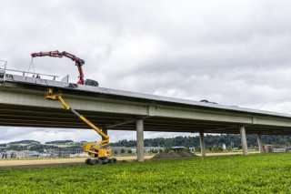 L'installation des quelque 2400 panneaux solaires sur le viaduc d'Yverdon devrait s'achever à la fin 2025. KEYSTONE/SALVATORE DI NOLFI